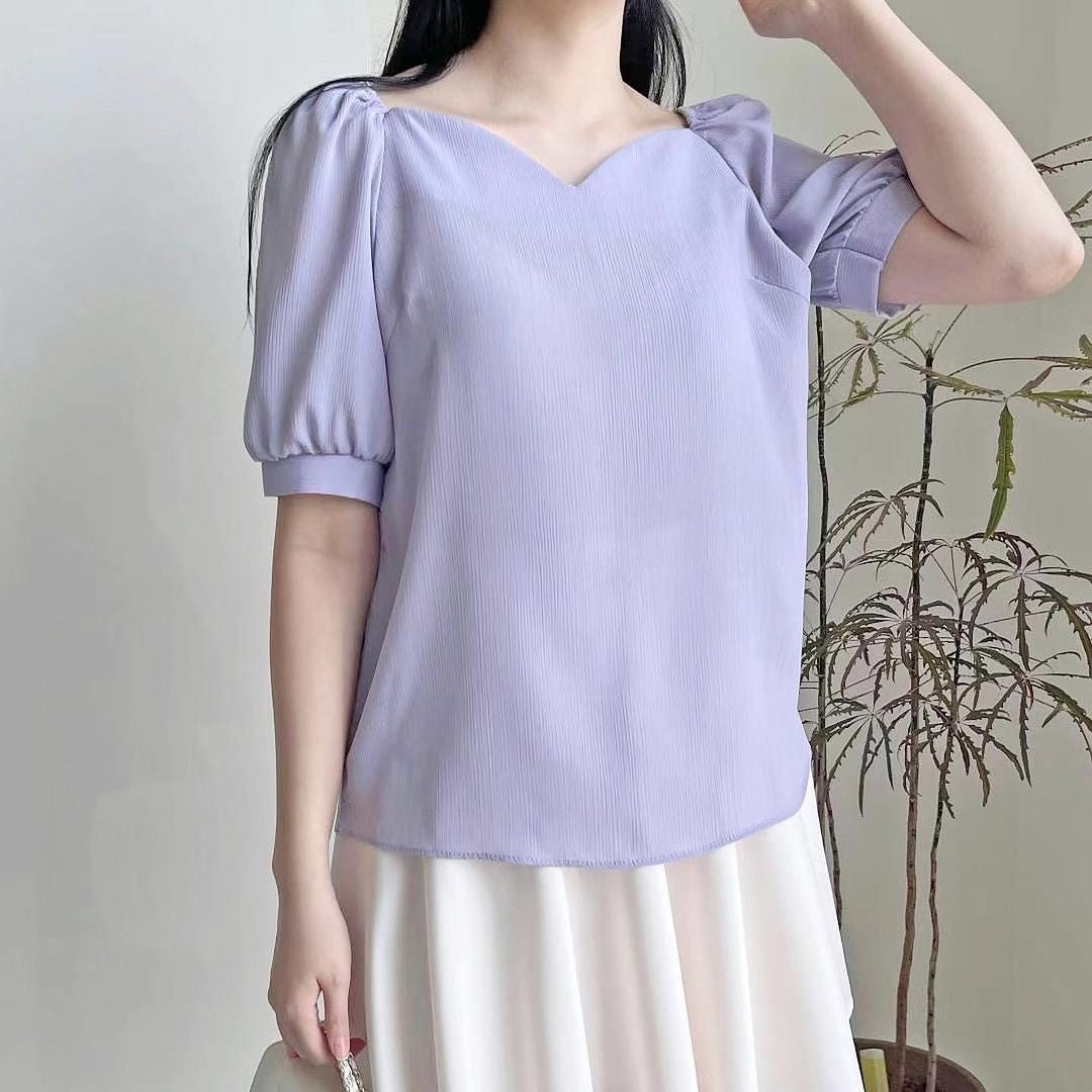 24YR0911 Little Heart Neck Top