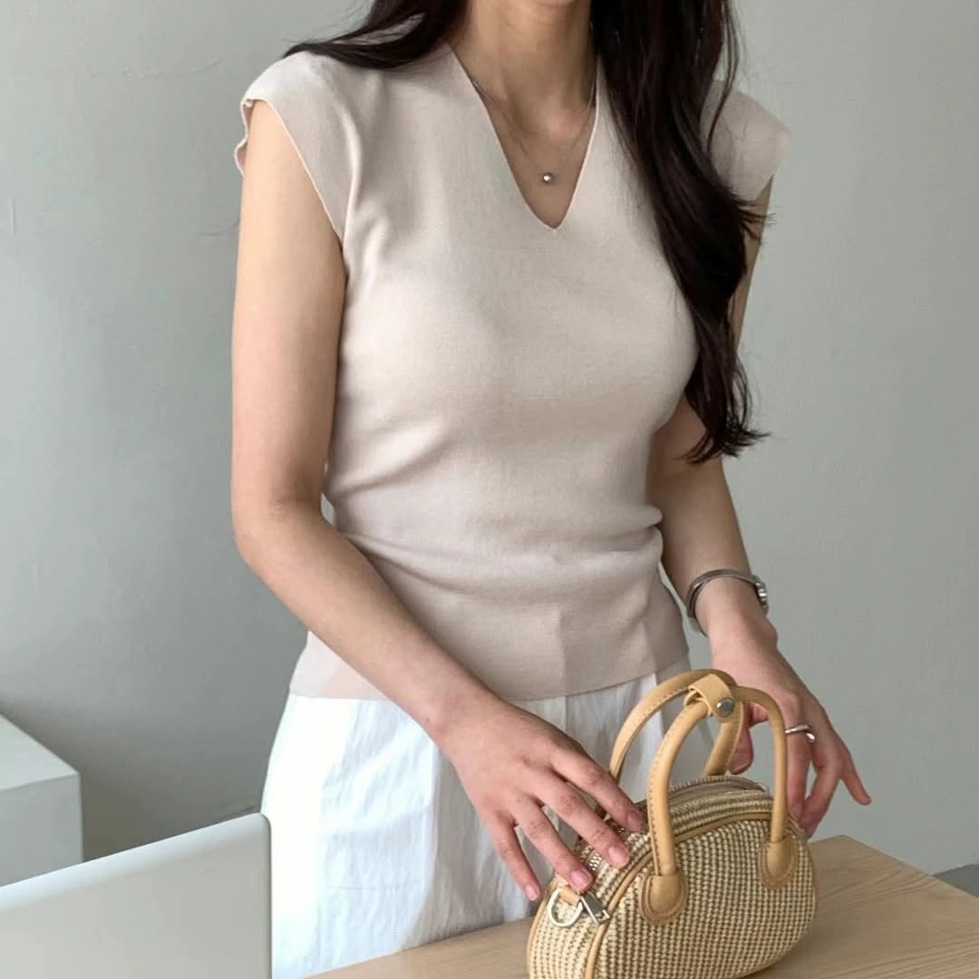 25YR1306 V Neck Knit Top