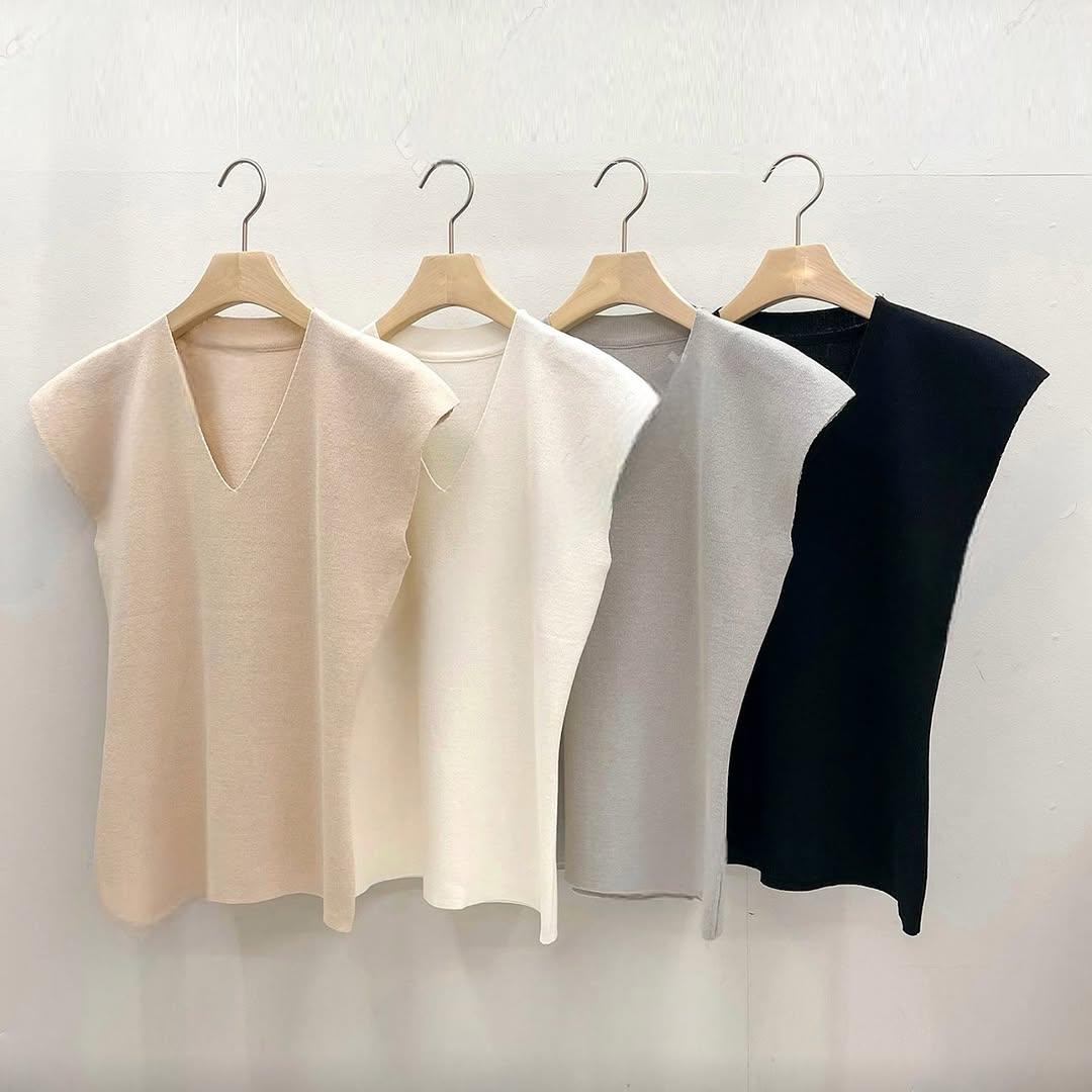 25YR1306 V Neck Knit Top