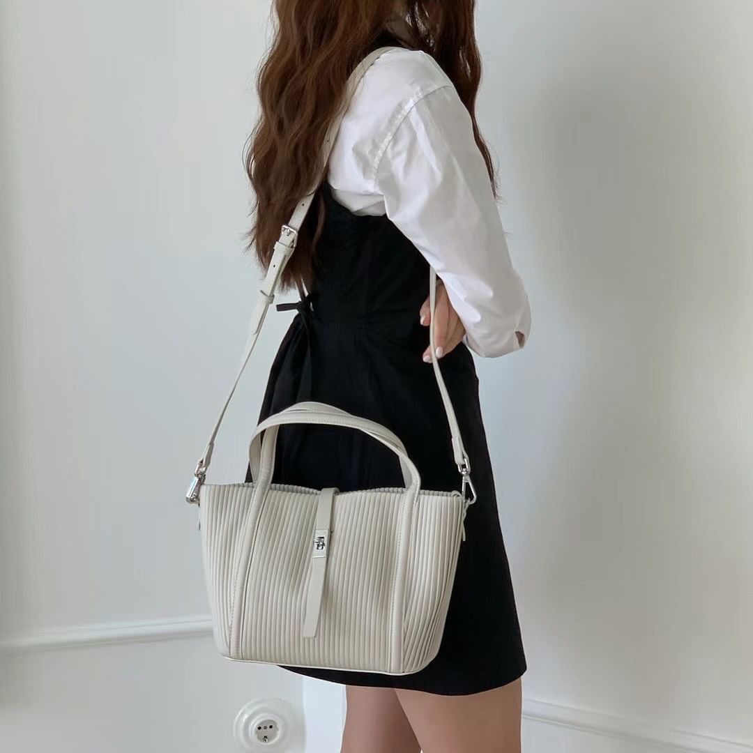 24YR2301 Pleated Leather Bag