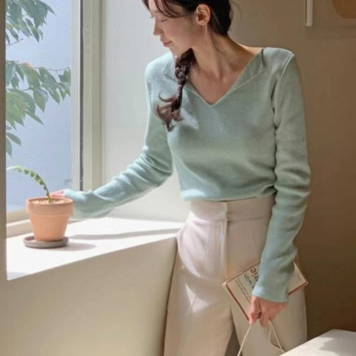 25YR2516 Little V Knit Top